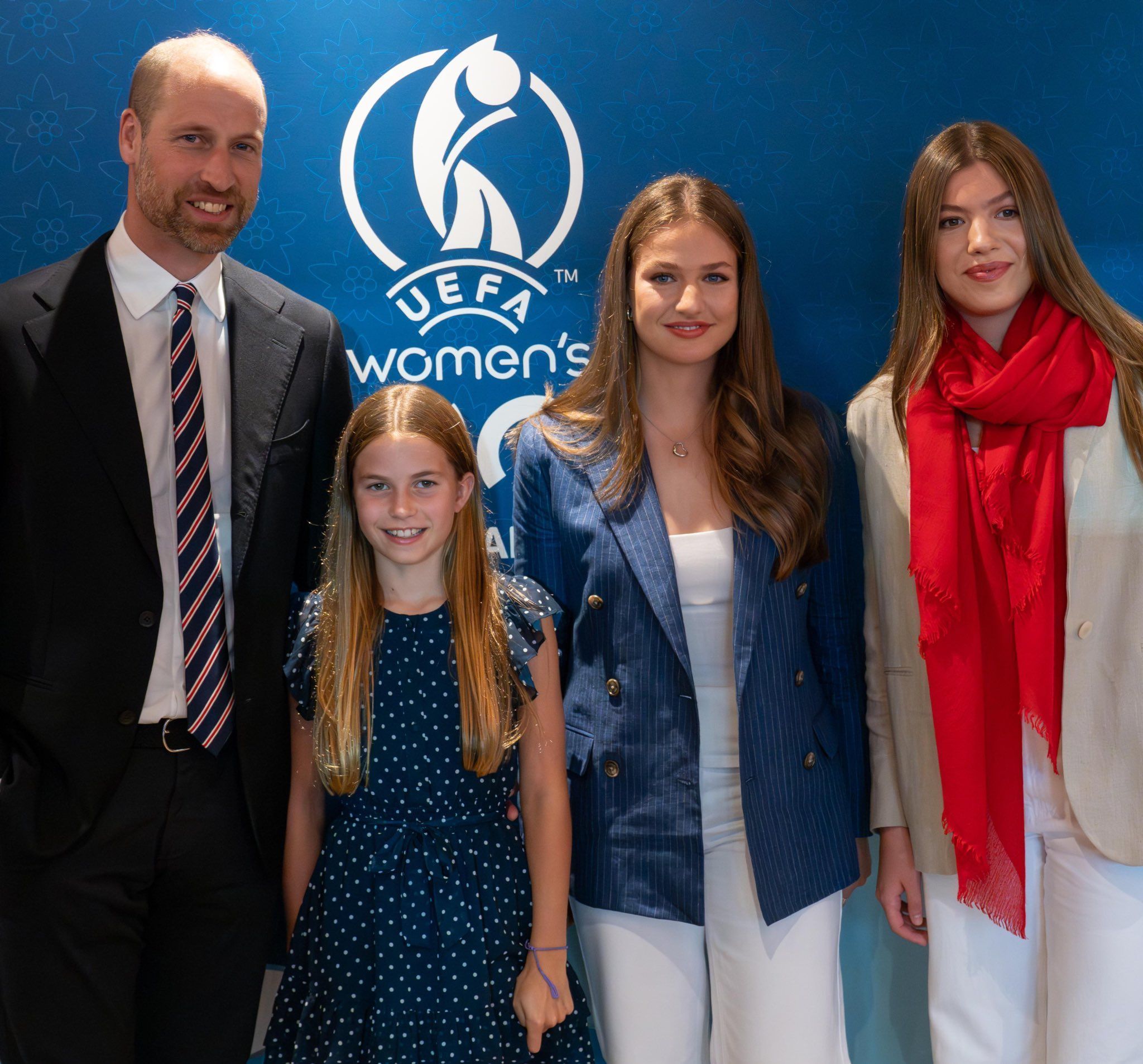 Princesa Charlotte tem encontro raro com futura rainha adolescente em jogo de futebol