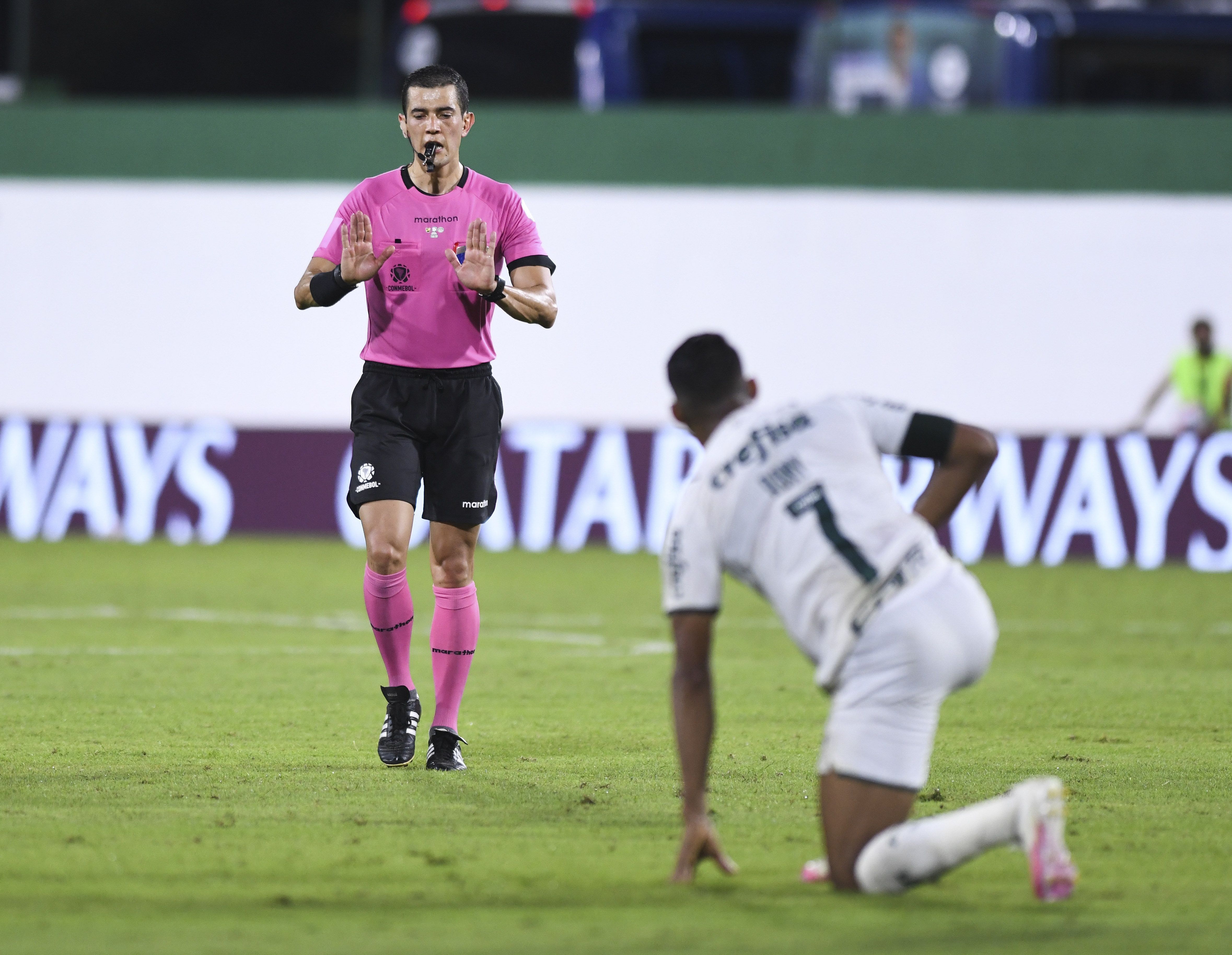 Recopa: Conmebol define arbitragem do primeiro jogo entre LDU e Fluminense