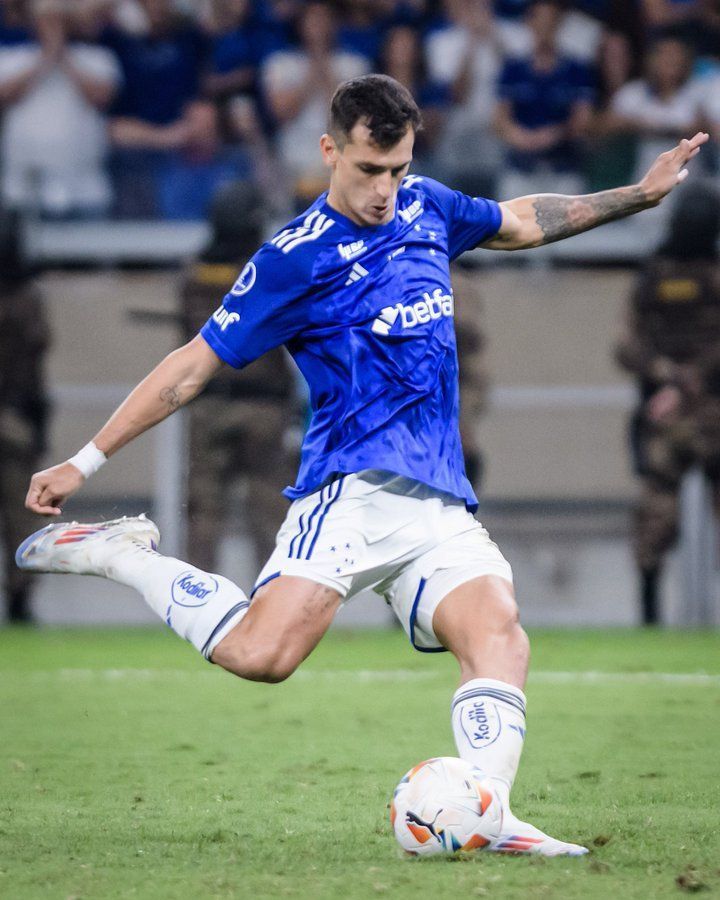 Dinenno, do Cruzeiro, sofre grave lesão no joelho e perde restante da temporada
