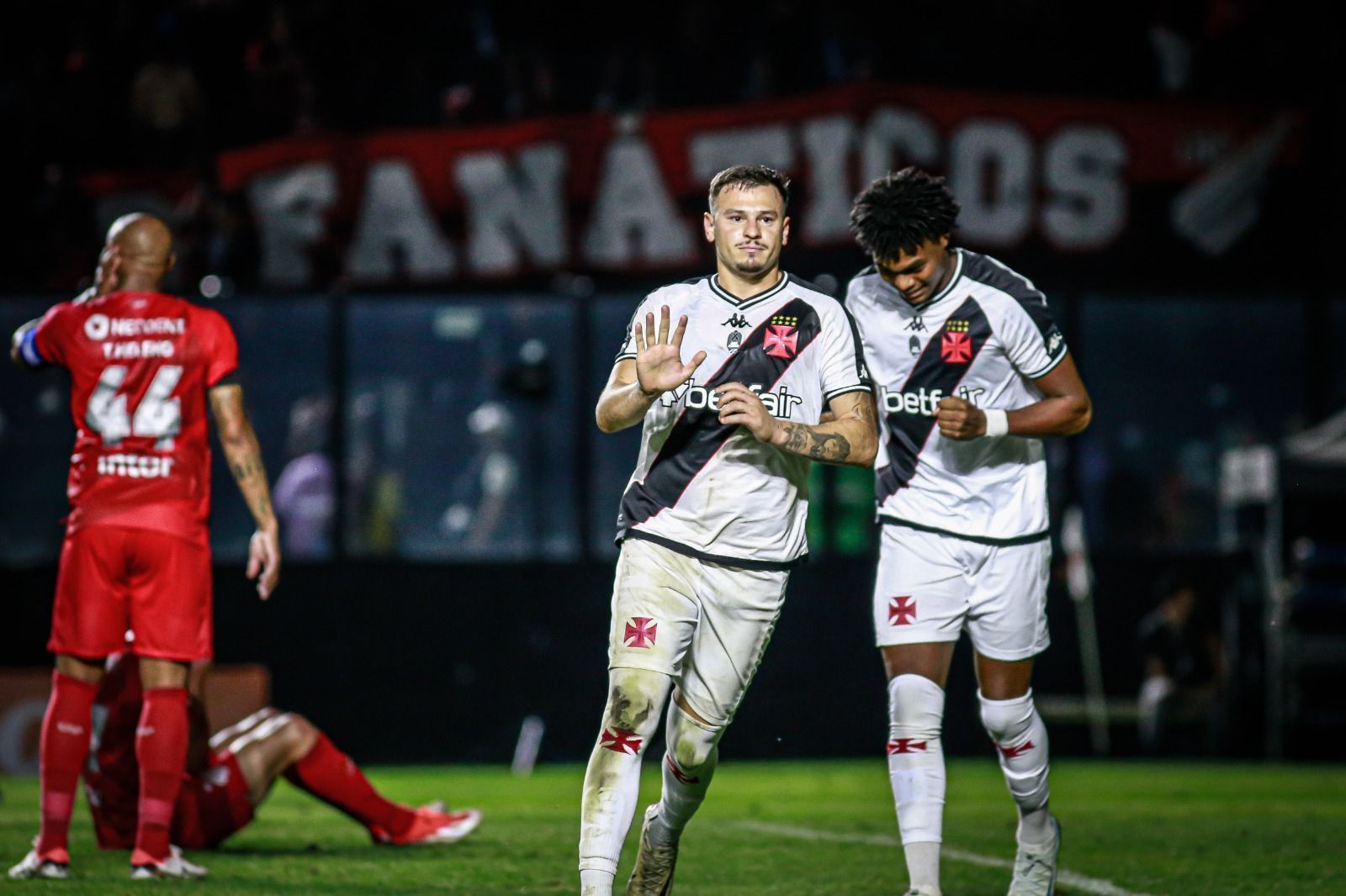 Em vantagem, Vasco desafia o Athletico por vaga na semifinal da Copa do Brasil