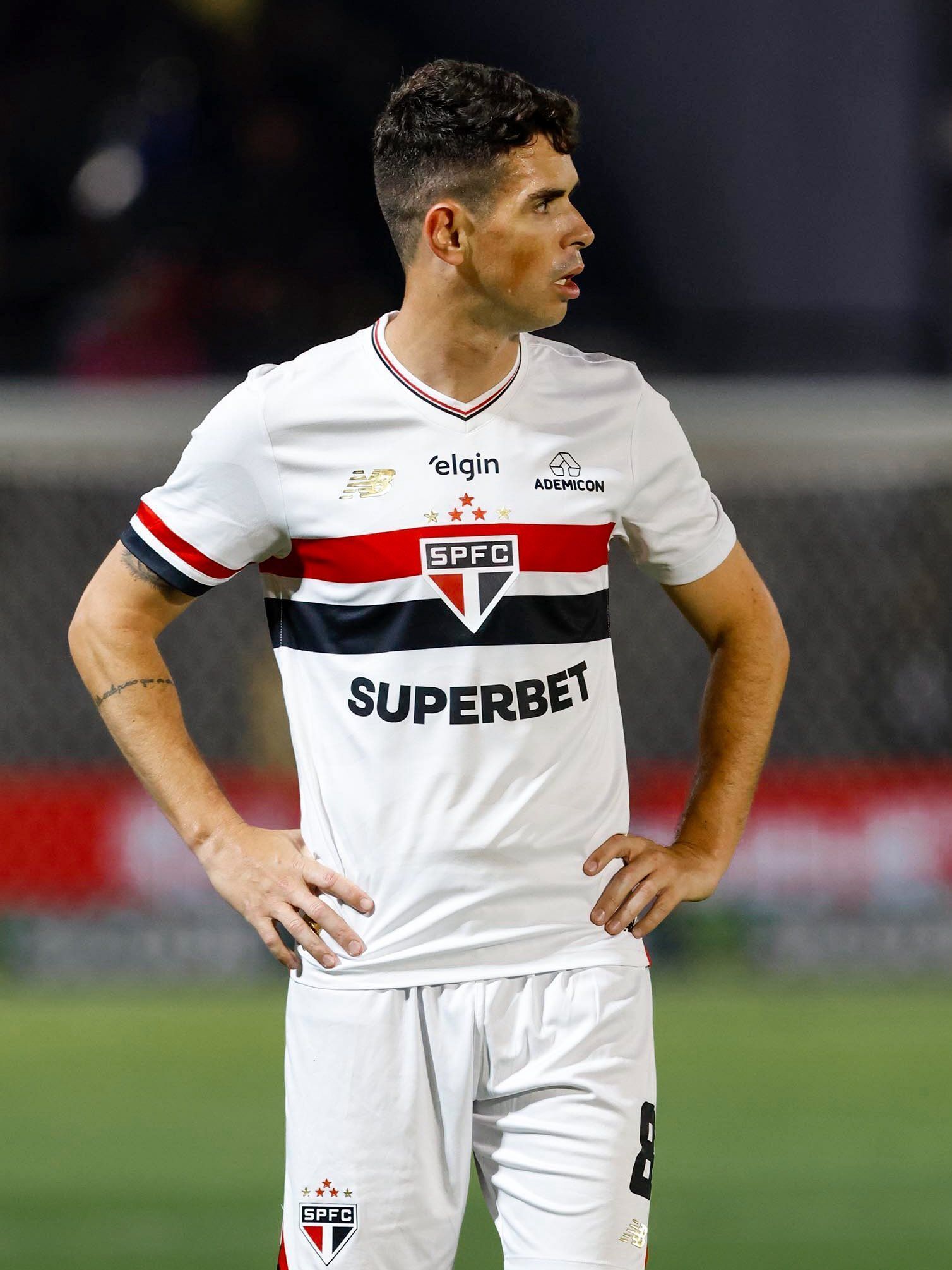 Oscar sofre fratura na coluna e vira desfalque no São Paulo