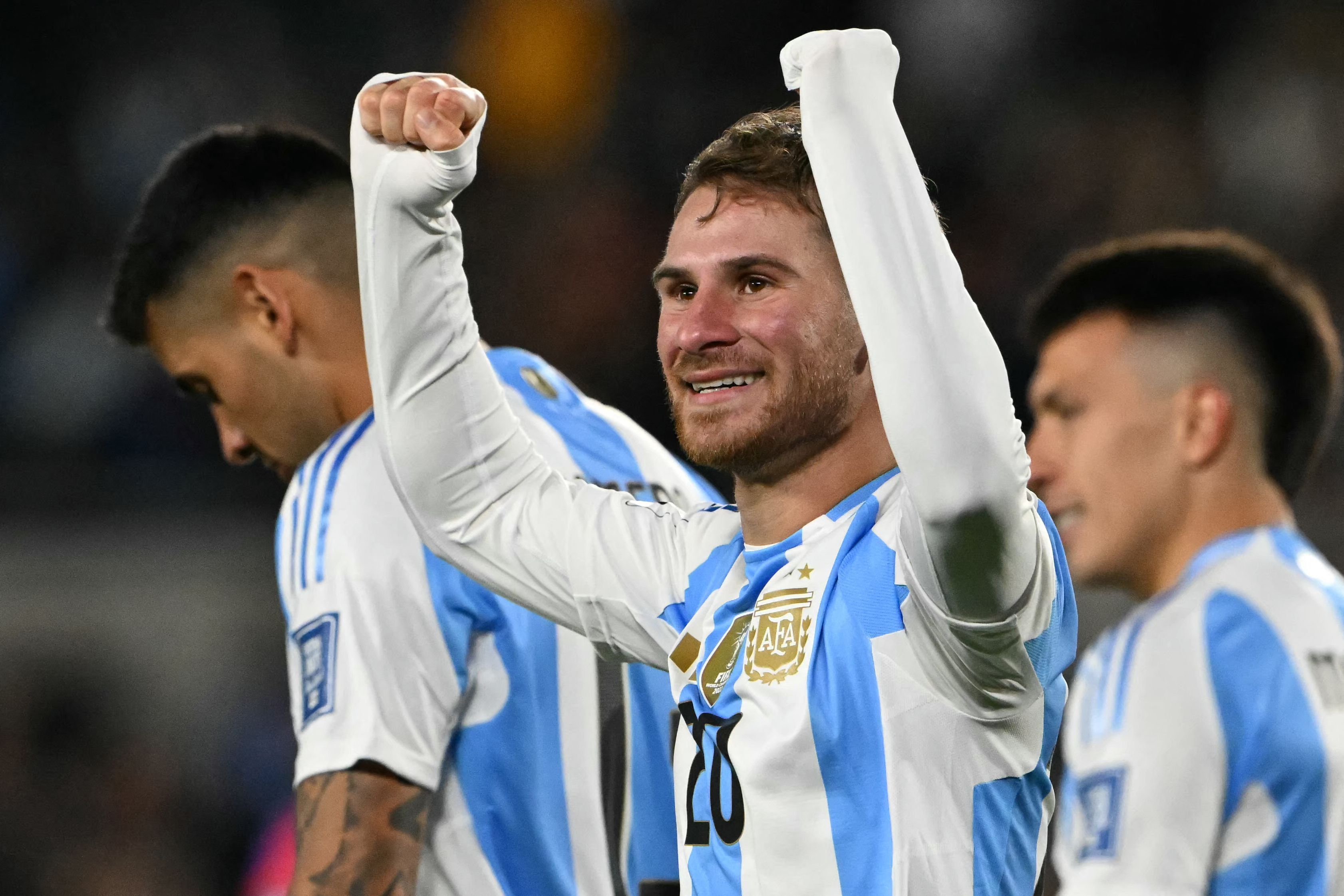 Argentina domina, goleia o Chile em casa e mantém liderança isolada nas Eliminatórias