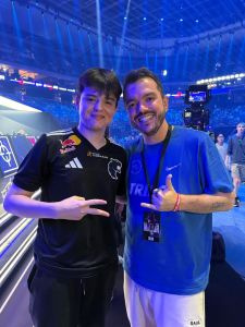 Streamer Gaules ao lado de Danil 'molodoy', AWPer da FURIA e MVP do FISSURE Playground 2