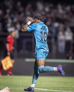 Neymar celebrou a vitória santista contra o Juventude no Morumbis