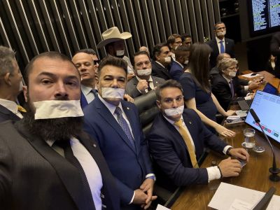 Deputados de oposição em protesto na Câmara