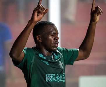 Jacy comemorando seu primeiro gol com a camisa do Coritiba, na partida contra o Vila Nova