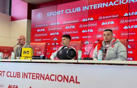 Alan Rodríguez (centro), novo reforço do Inter, ao lado de José Olavo Bisol (esquerda) e D'Alessandro (direita)