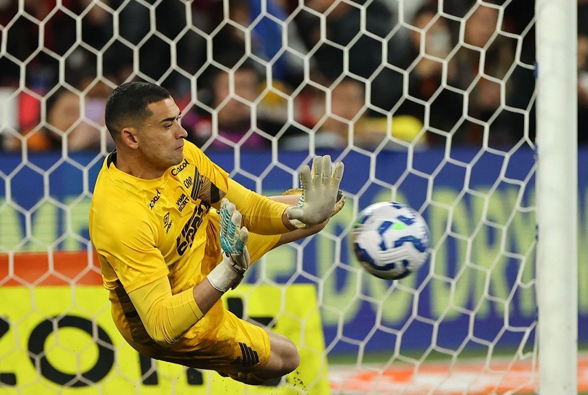 Goleiro Santos defendeu 20 pênaltis pelo Athletico-PR; veja lista e relembre