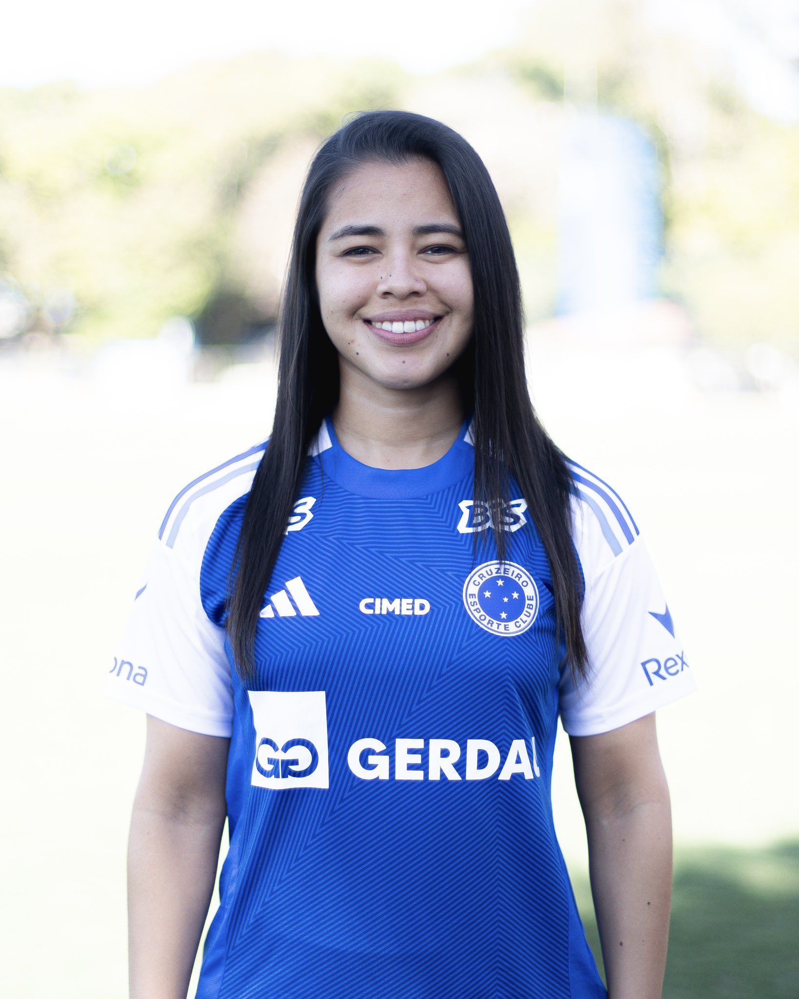 Cruzeiro anuncia volante paraguaia como reforço do time feminino