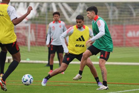 Alan Rodríguez (de verde) provavelmente será titular do Inter contra o RB Bragantino