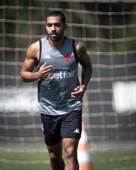 Paulo Henrique sentiu no duelo contra o Botafogo e está fora do confronto contra o Sport