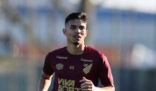 Jovem Arthur Dias pode ganhar nova chance no Athletico-PR