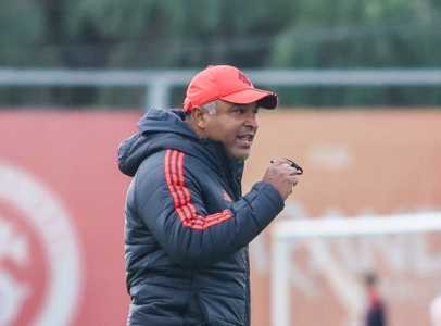 Roger Machado comanda treino do Inter para mais dois jogos contra o Flamengo