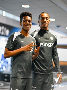 Estêvão (à esquerda) e João Pedro (à direita), atacantes brasileiros do Chelsea