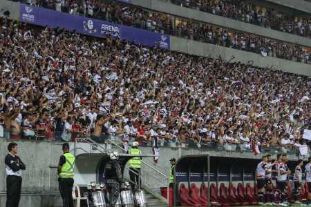 Torcida do Santa Cruz na Arena Pernambuco, em Recife
