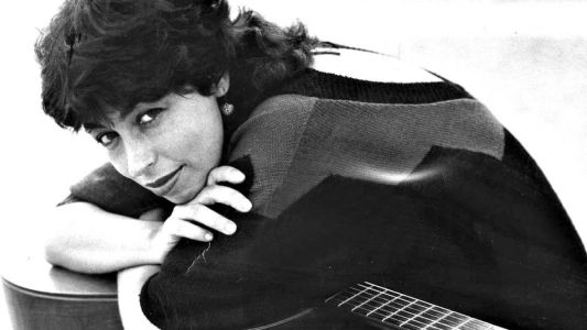 Há 60 anos, em 1963, a musa da Bossa Nova estreava nos palcos para se tornar uma estrela em todo o Brasil