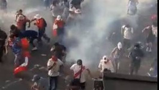 Há bloqueios de estradas, confrontos violentos nas ruas e incêndios em prédios públicos