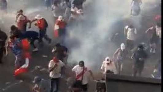Há bloqueios de estradas, confrontos violentos nas ruas e incêndios em prédios públicos