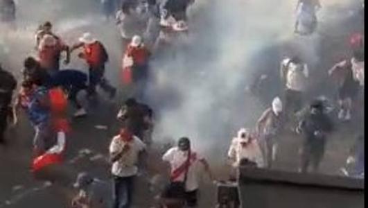 Há bloqueios de estradas, confrontos violentos nas ruas e incêndios em prédios públicos