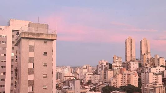 Há previsão de pancadas de chuva e trovoadas isoladas na capital mineira