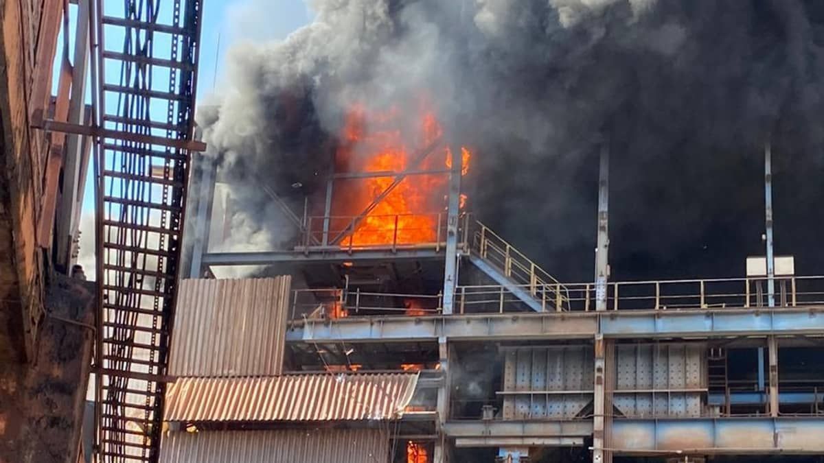 Vídeo: Bombeiros combatem incêndio em mina da Vale em Itabira (MG)