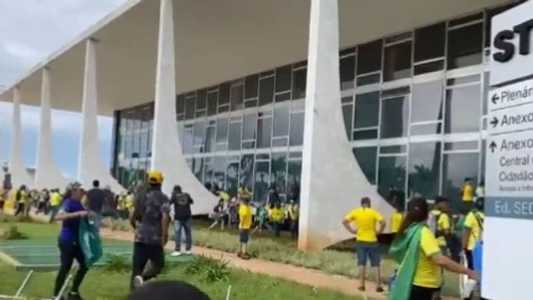 Há um mês, apoiadores de Bolsonaro invadiram sede do STF em Brasília