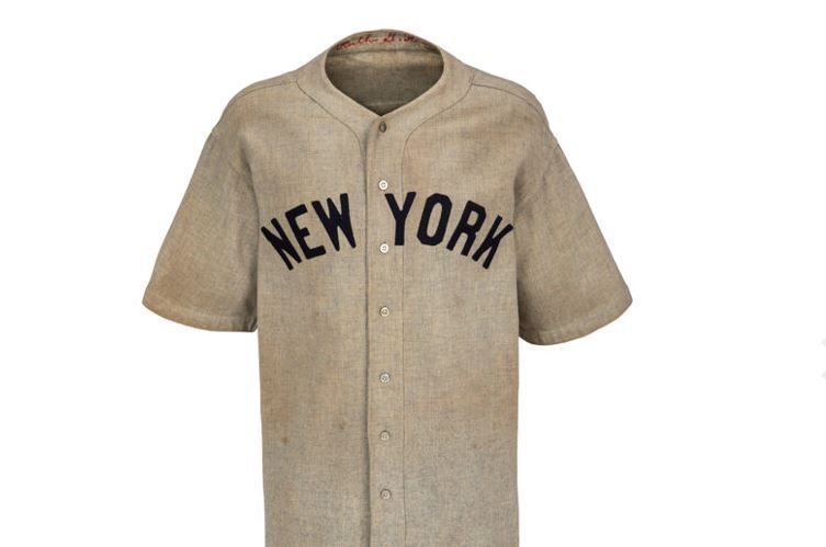 Camisa histórica de esportista supera valor milionário em leilão e bate recorde
