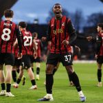 Ex-Vasco, Rayan estreia com assistência e vitória na Premier League