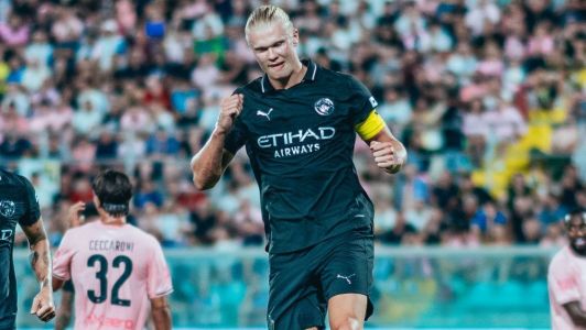 Haaland comemora gol com a camisa do Manchester City em amistoso
