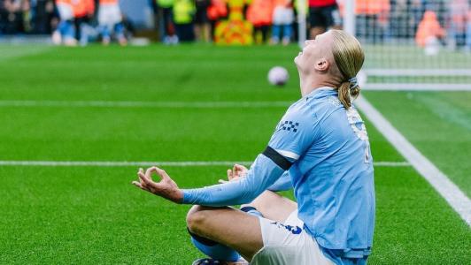 Haaland, do Manchester City, comemora gol contra o United na Premier League