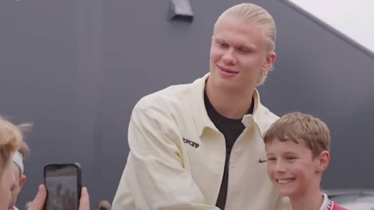 Haaland cobre escudo do Manchester United ao tirar foto com fã; veja vídeo