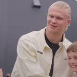 Haaland cobre escudo do Manchester United ao tirar foto com fã; veja vídeo