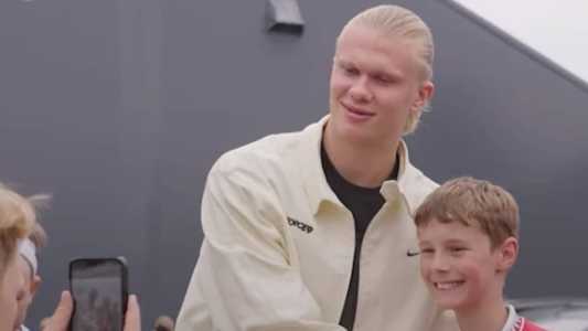Haaland cobre escudo do Manchester United ao tirar foto com fã