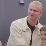 Haaland cobre escudo do Manchester United ao tirar foto com fã; veja vídeo
