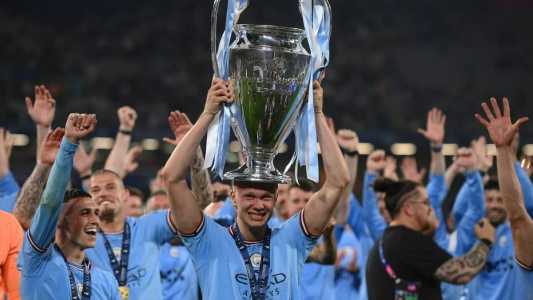 Haaland com a taça de campeão da Champions League