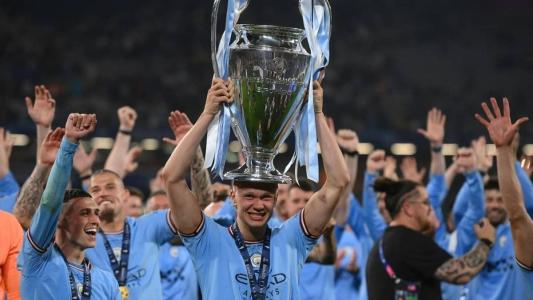 Haaland com a taça de campeão da Champions League