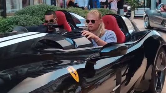Haaland dirigindo Ferrari rara em Mônaco