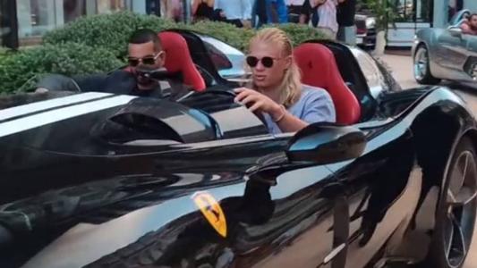 Haaland dirigindo Ferrari rara em Mônaco