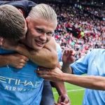 Ex-campeão mundial boxe invade campo para comemorar gol do Manchester City