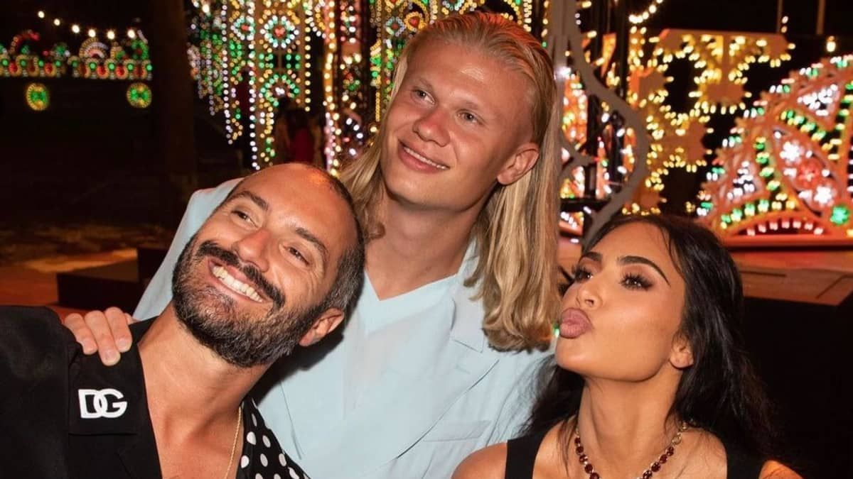 Haaland posa ao lado de Kim Kardashian durante evento da Dolce Gabbana