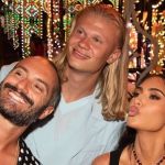 Haaland posa ao lado de Kim Kardashian durante evento da Dolce Gabbana