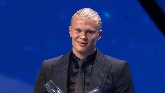 Haaland recebe prêmio de melhor do ano pela UEFA
