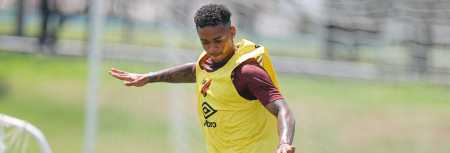 Léo Derik disputa posição com Lucas Esquivel na lateral esquerda do Athletico-PR