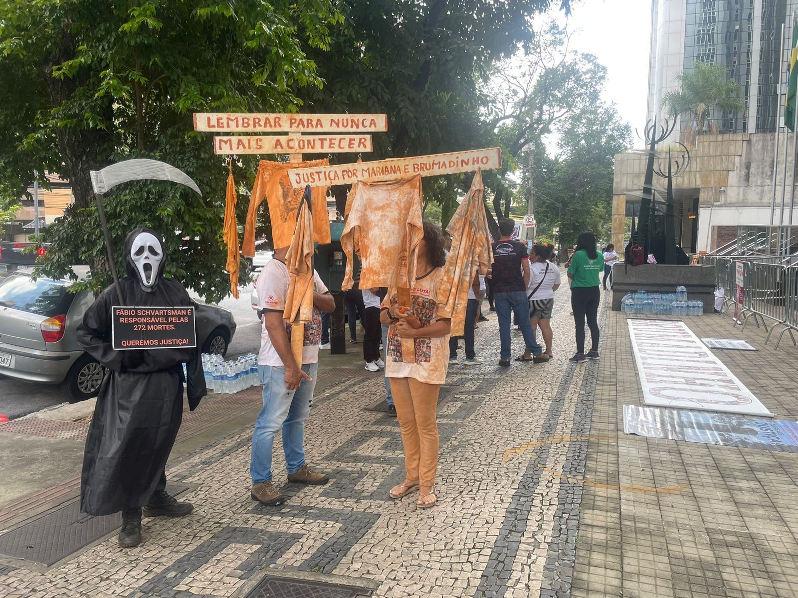 Familiares de vítimas de Brumadinho protestam contra habeas corpus para ex-presidente da Vale