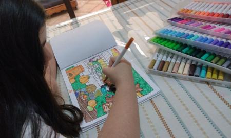 Na família de Alice, colorir se tornou uma diversão cotidiana