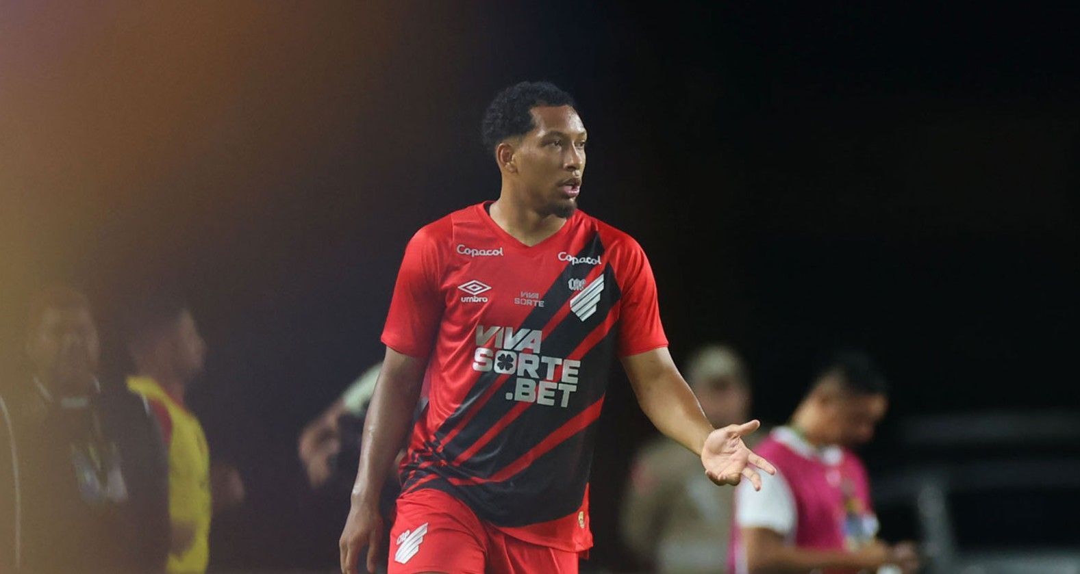 Chapecoense tem interesse na contratação de zagueiro do Athletico-PR para 2026