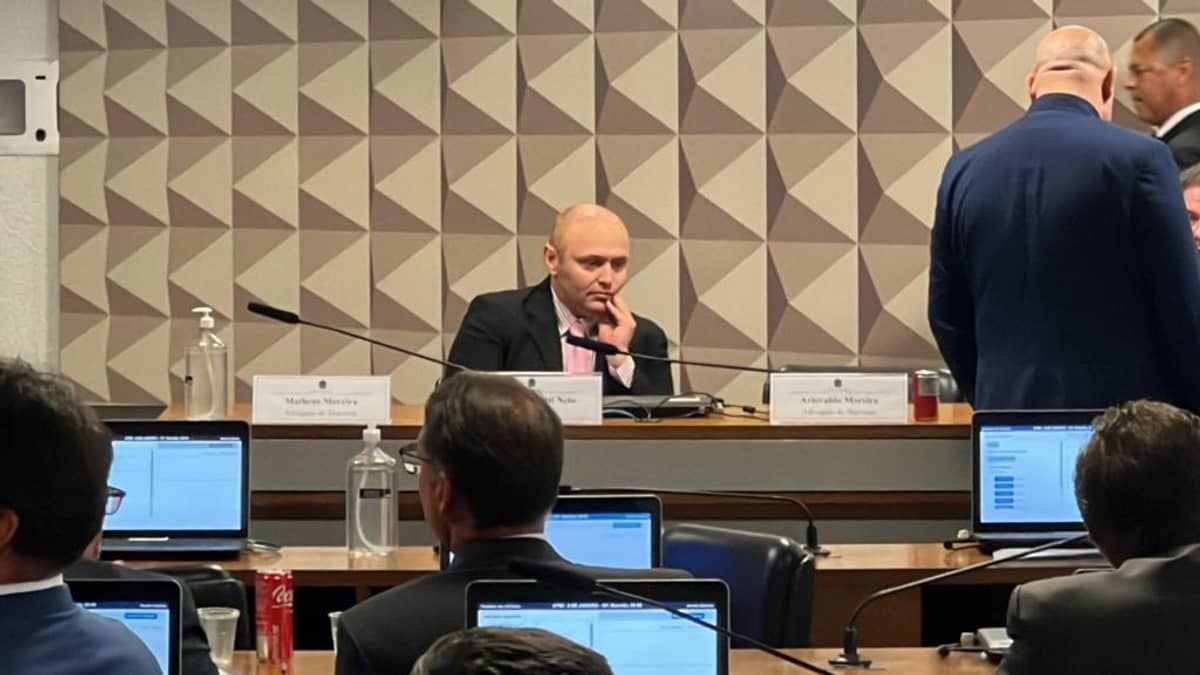 Após quatro horas de depoimento, Delgatti decide não responder Flávio Bolsonaro: 'vou ficar em silêncio'
