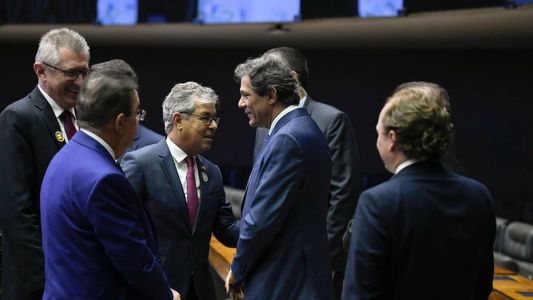 Haddad se reúne com senadores durante a posse de Lula, no dia 1º de janeiro