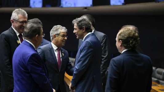 Haddad se reúne com senadores durante a posse de Lula, no dia 1º de janeiro