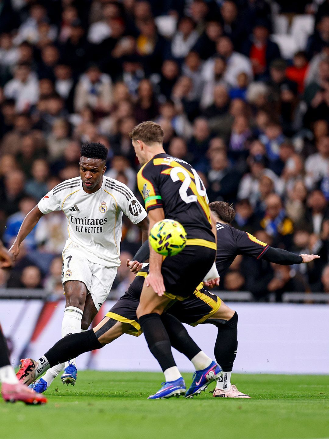 Vini Jr. marca golaço, Mbappé decide, e Real Madrid vence Rayo Vallecano em LaLiga